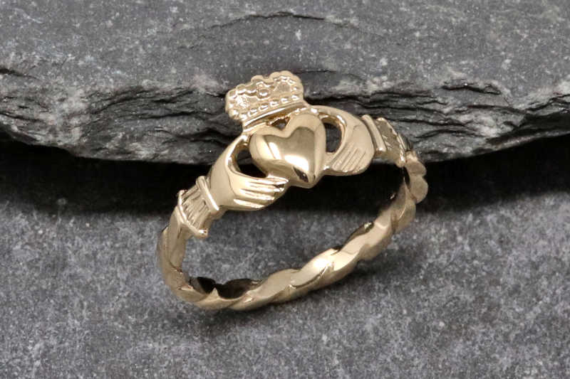 Tres razones para elegir un anillo Claddagh hecho a mano en